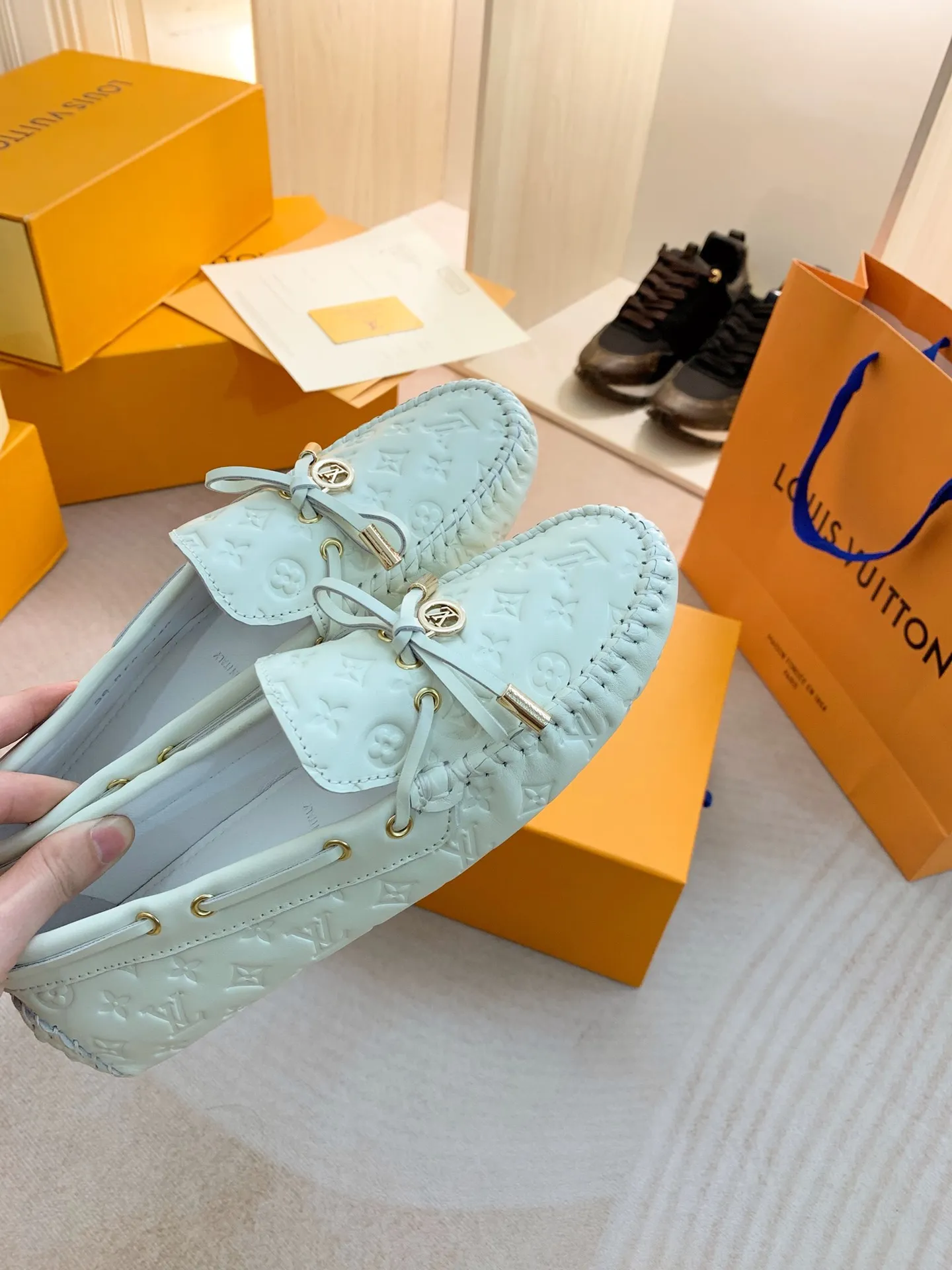 p460💰Couple model❤️🇫🇷 𝙇𝙤𝙪𝙞𝙨 𝙑𝙪𝙞𝙩𝙩𝙤𝙣 🇫🇷Louis Vuitton 2023 Classic𝓛𝓿 𝓣𝓻𝓪𝓲𝓷𝓮𝓻 Sports Series ➪➪➪¯ [Arizona Doudou Shoes Series] ▪️▪️▪️Arizona slip-on shoes are made of Monogram Eclipse canvas. Its hand-painted and dyed edges and hand-sewn uppers fully demonstrate Louis Vuitton's traditional shoemaking craftsmanship. This slip-on shoe is very lightweight. The integrated tongue and upper make it particularly comfortable and flexible. The soft outsole is equipped with rubber padding. Decorated with matching sash. Detailed features: ☑️Monogram Eclipse canvas ☑️Black Eclipse pattern ☑️Hand-painted shoe edges ☑️Hand-sewn uppers (each pair takes time to process) ☑️Integrated tongue and upper construction ☑️Outsole equipped with rubber lining ☑️size: 35_46